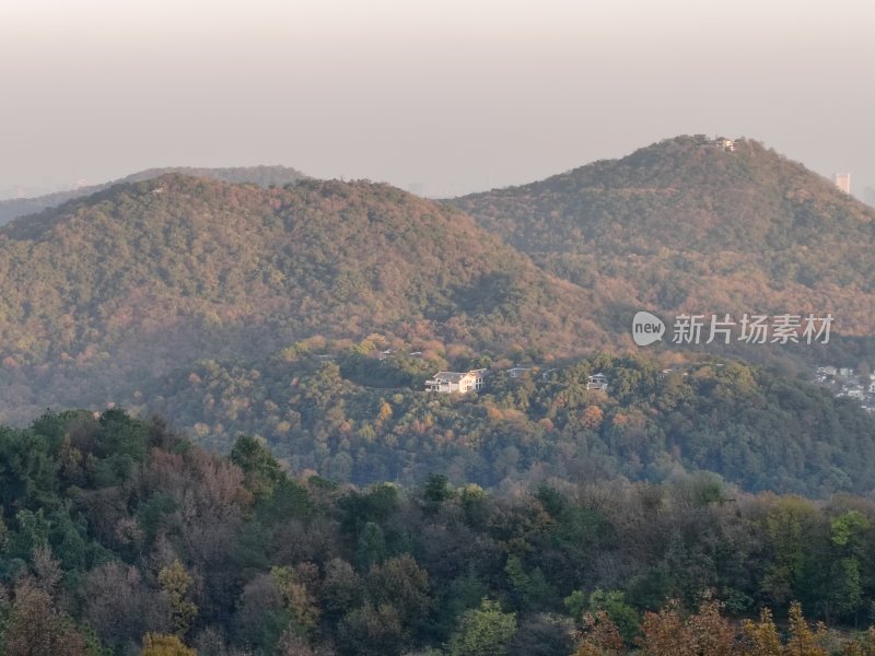 山林中房屋的远景自然景观