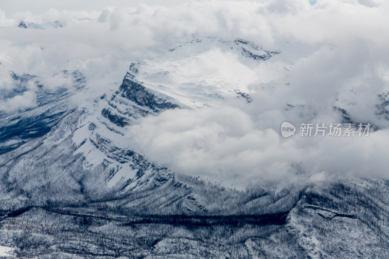 云雾中的雪山