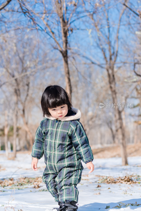 中国北京在公园雪地里玩耍的女童