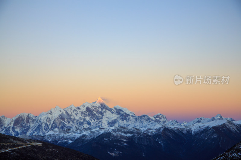 西藏林芝雪景南迦巴瓦峰日照金山雪山夕阳