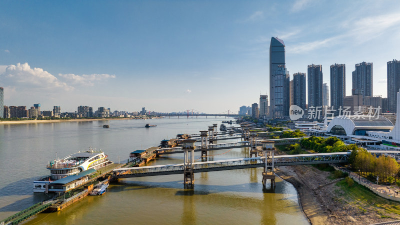 武汉长江里的武汉港码头设施