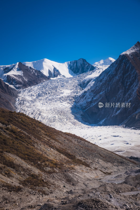 新疆天山山脉宏伟雪山冰川风景