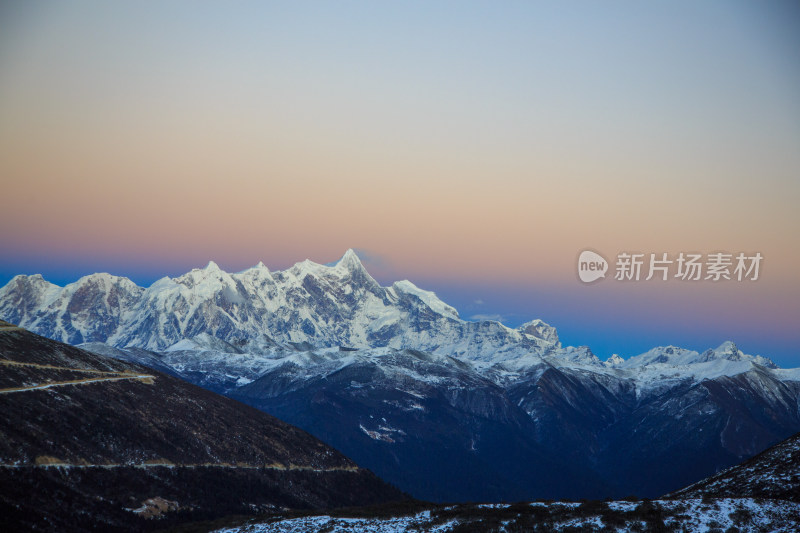 西藏林芝雪景南迦巴瓦峰日照金山雪山夕阳