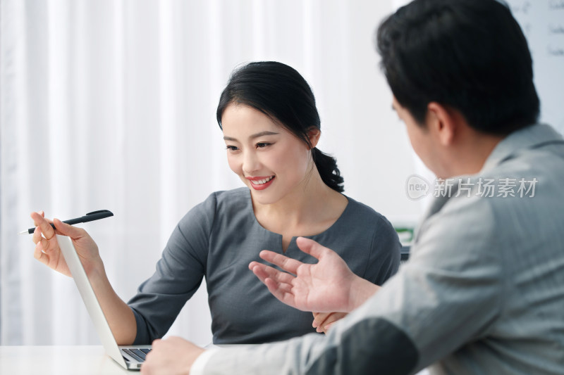 青年商务男女在办公