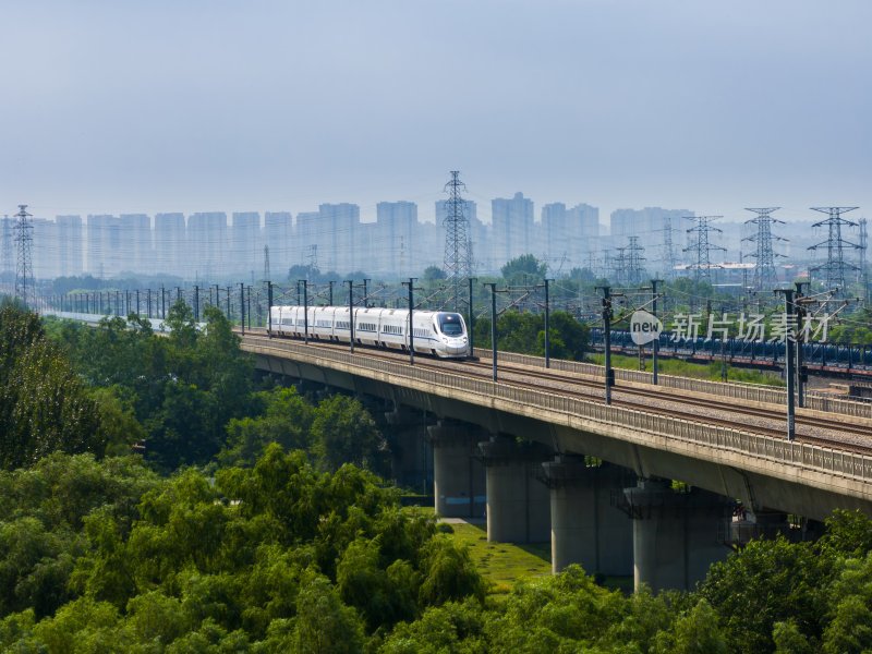 和谐号高铁在城市中高速行驶