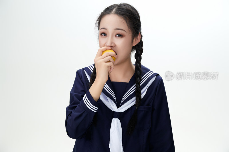 吃水果的亚洲东方长发少女