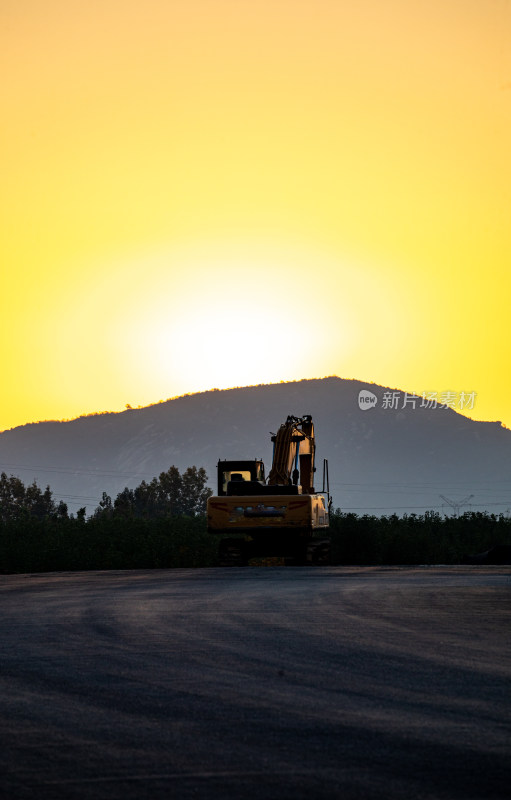 夕阳下道路上的景观