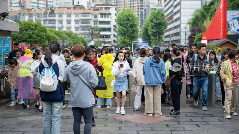 贵阳市黔灵山公园迎来大量游客和市民