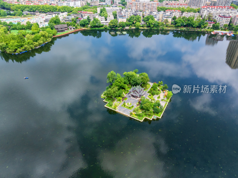 航拍莫愁湖湖心岛湖面倒影美景