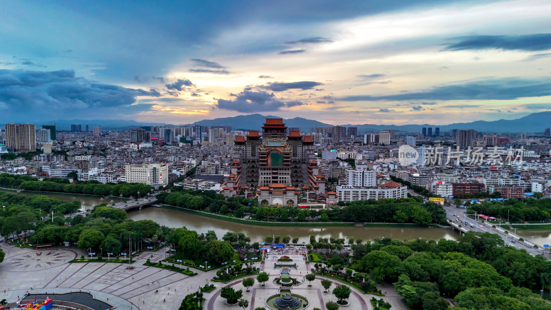 夕阳下的广西玉林云天文化城航拍图