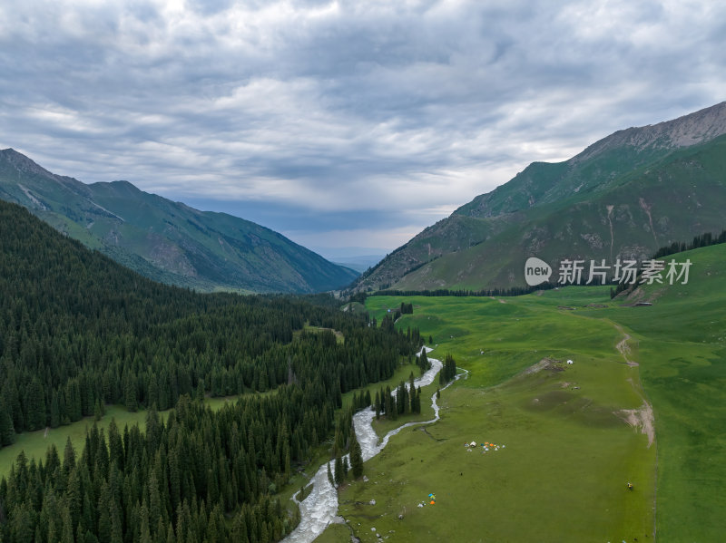 新疆北疆夏季乌孙古道天堂湖徒步高空航拍