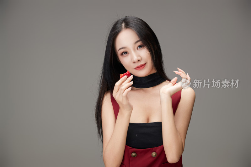 吃水果的亚洲东方长发少女