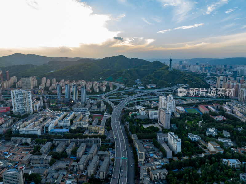 城市中交错立交桥与高楼的航拍全景