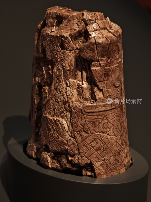 古代雕刻木桩文物特写