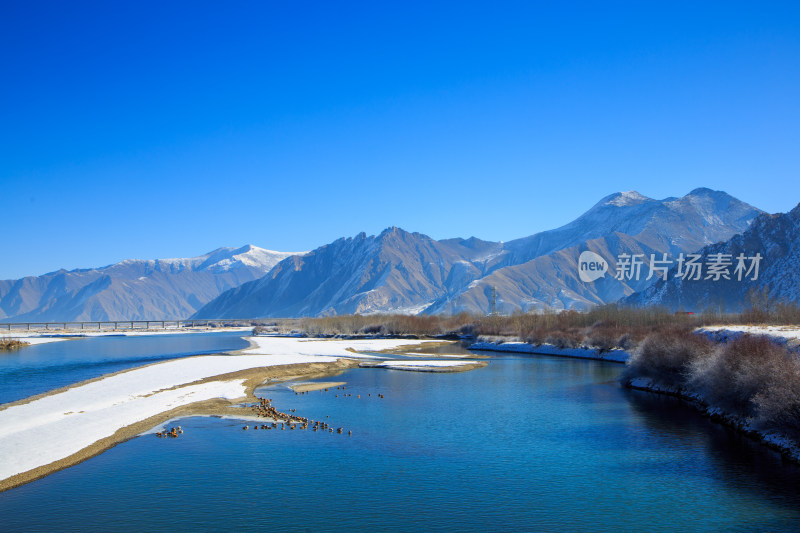 中国西藏冬季拉萨河雪景及拉萨河大桥