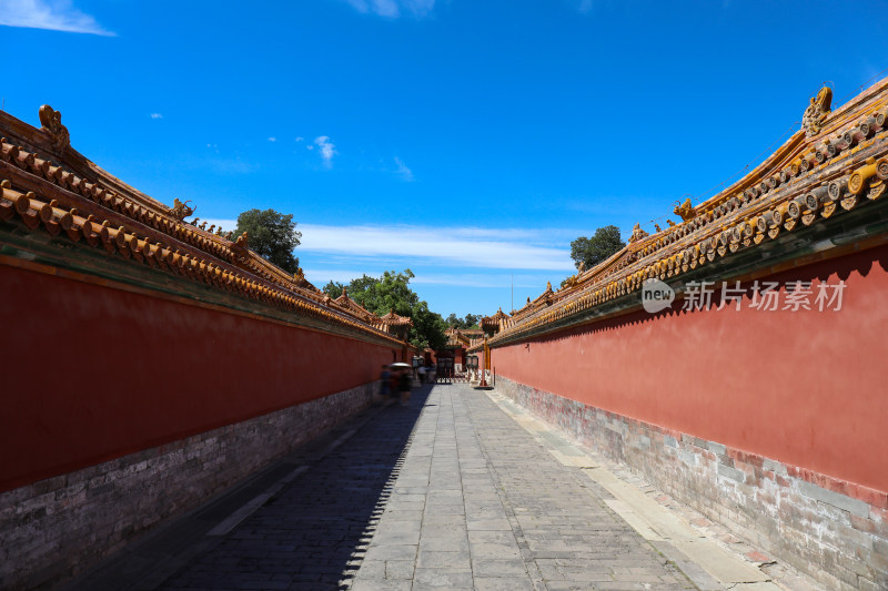 蓝天下的故宫里狭窄的后宫红色宫墙