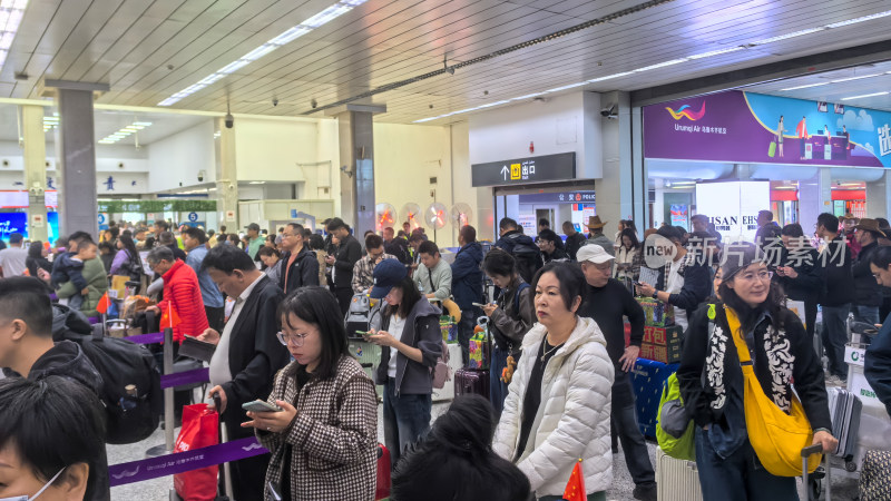 乌鲁木齐地窝堡国际机场排队行李托运的旅客