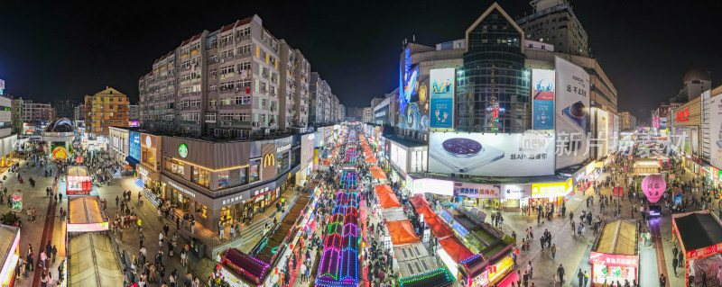 航拍青岛台东步行街夜景商业街