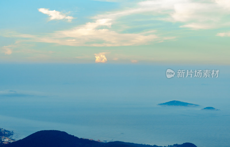 青岛崂山仰口峰顶俯瞰大海晚霞