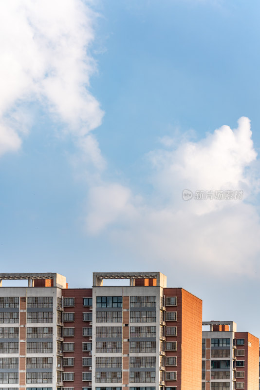 蓝天白云天空下的城市民居建筑景观