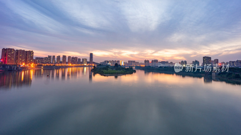 城市夕阳湖景