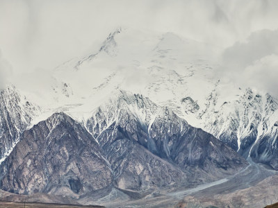 航拍雪山峡谷