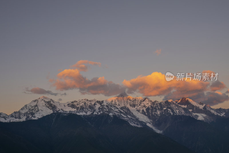 梅里雪山与彩云的壮美景观