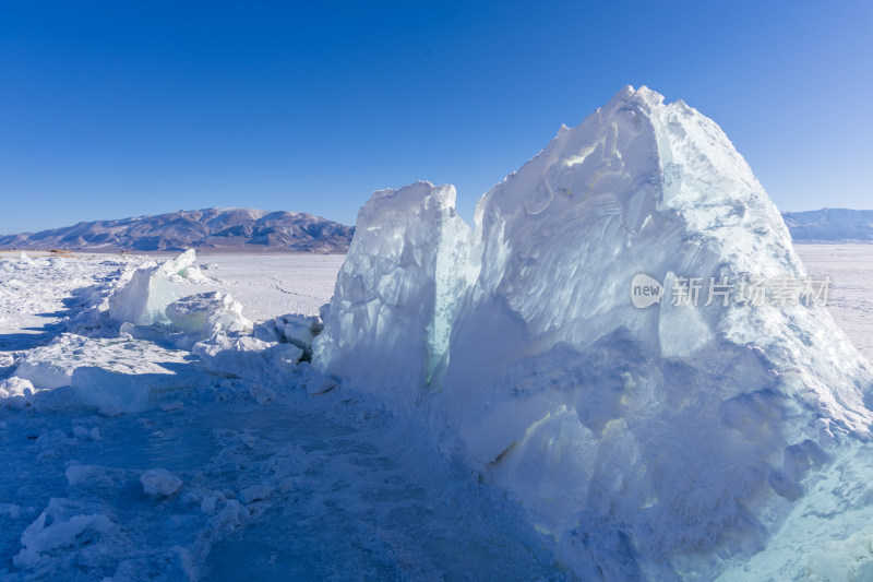 新疆冬季赛里木湖雪景雪山冰湖蓝冰日照金山