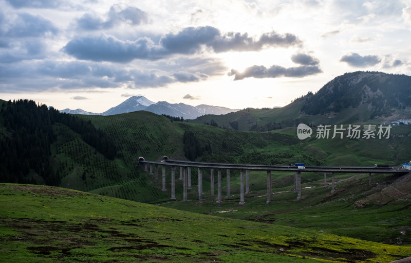雪山草原中的新疆伊犁果子沟大桥