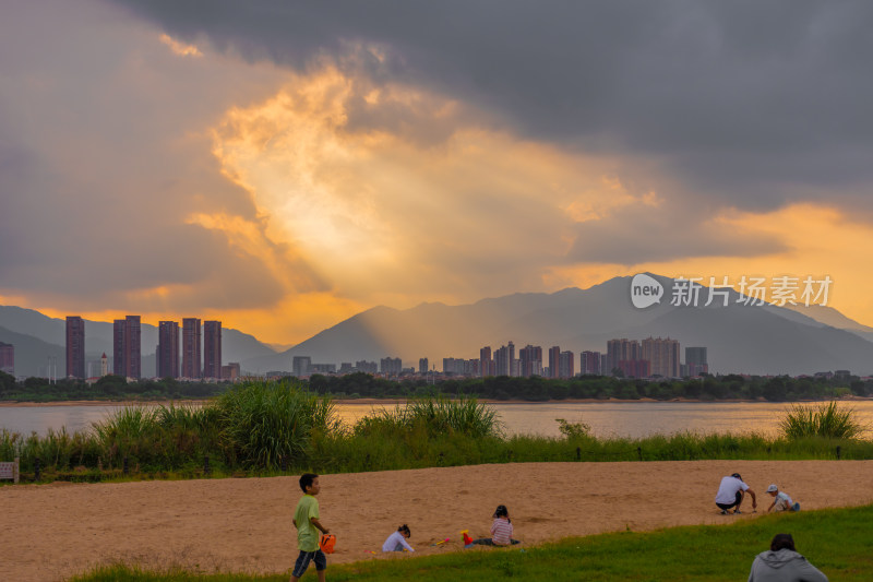 河边沙滩儿童玩耍风景