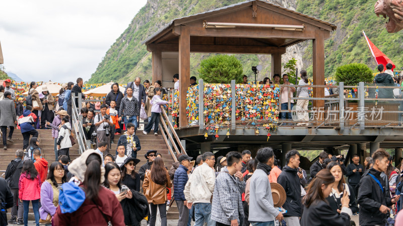 云南香格里拉虎跳峡景区及游客