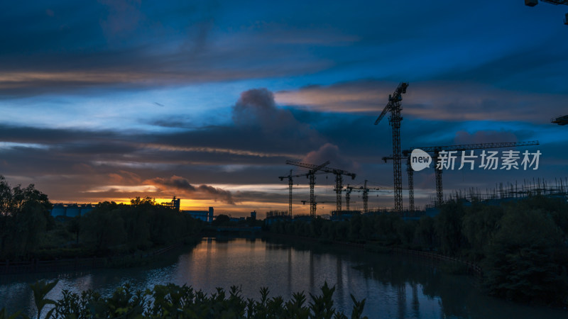 夕阳下河边建筑工地全景