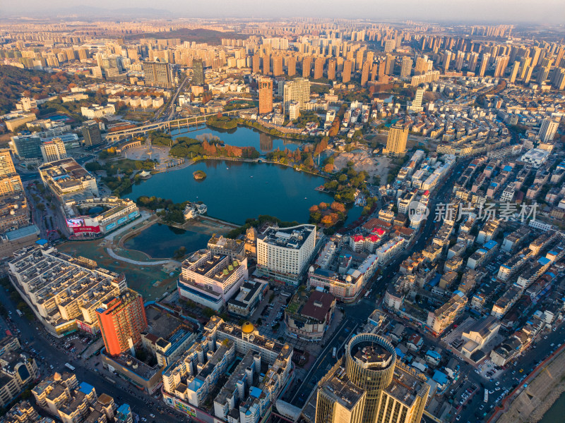 晚霞中的安徽芜湖城市风光航拍图