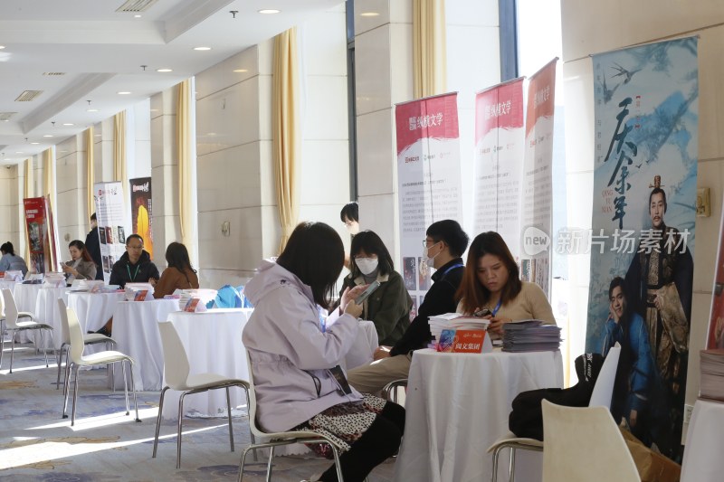 室内展会场景人物交流