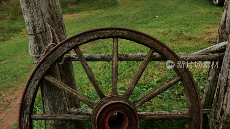 加拿大农村农场的古老车轮