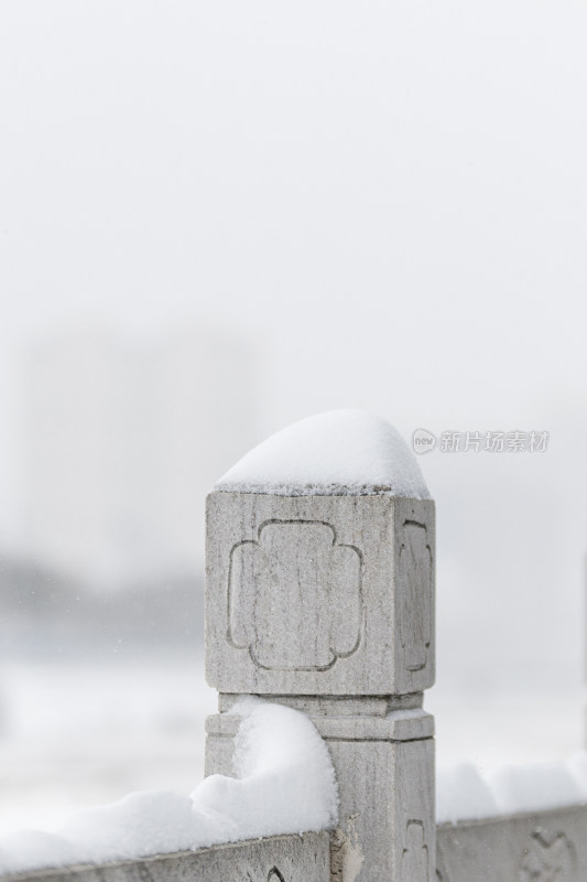 冬天大雪覆盖的护栏