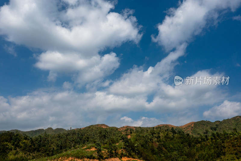 山脉 山峰 山峦 云雾缭绕的山峰