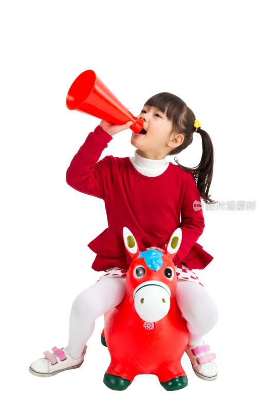棚拍小女孩骑红色小马吹喇叭