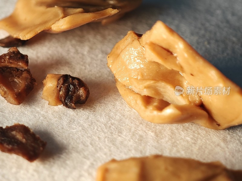 散落的块状豆干食物特写