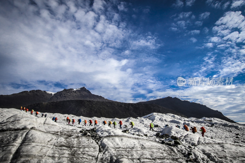 博格达  新疆  天山 蓝天白云下的雪山风景