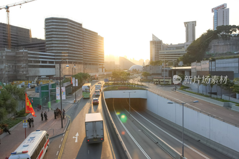 夕阳下的城市隧道