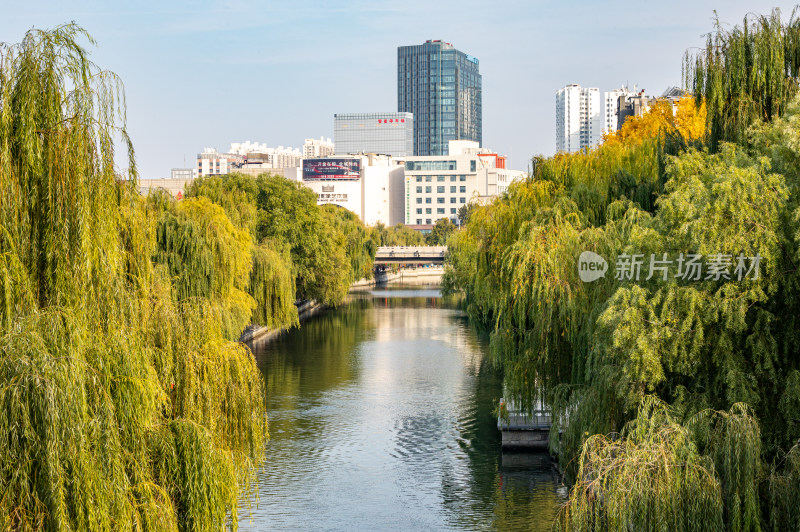 济宁老运河越河河道桥梁城市建筑倒影景观