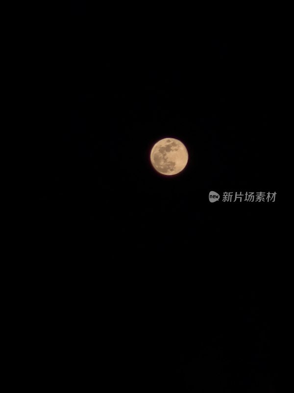 黑色夜空下的一轮满月