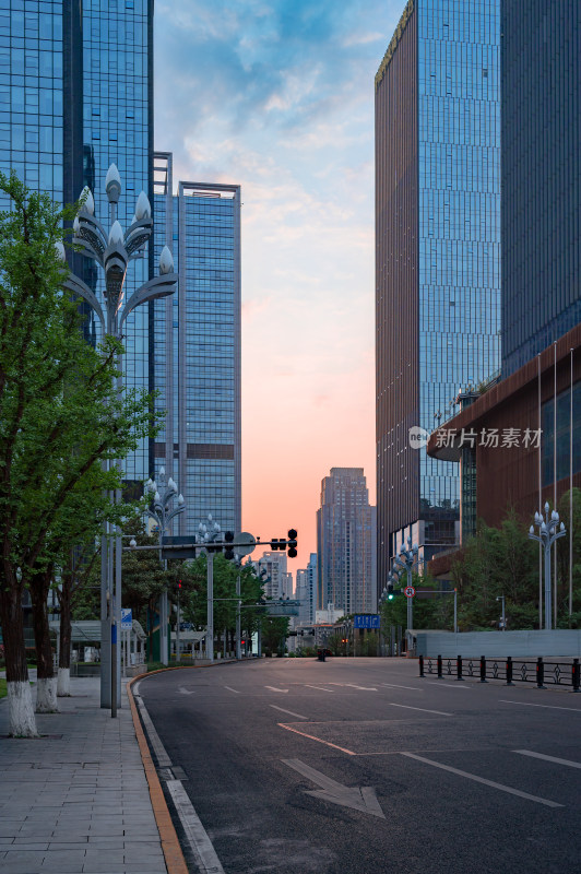 黄昏时分，现代化的城市和空旷的街道