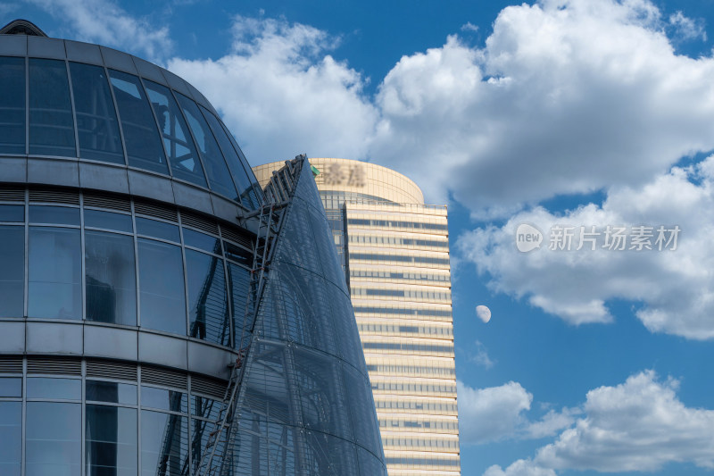 金融中心建筑蓝天白云月亮