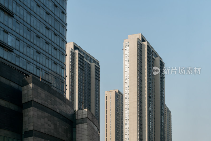 城市高楼与天空背景