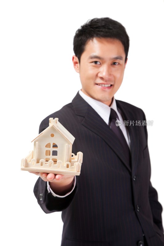 商务男士和房子模型