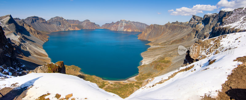 长白山南坡拍摄雪后蓝天下的天池火山湖全景