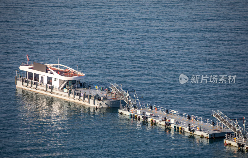 山东青岛小鱼山红瓦绿树碧海蓝天城市景观