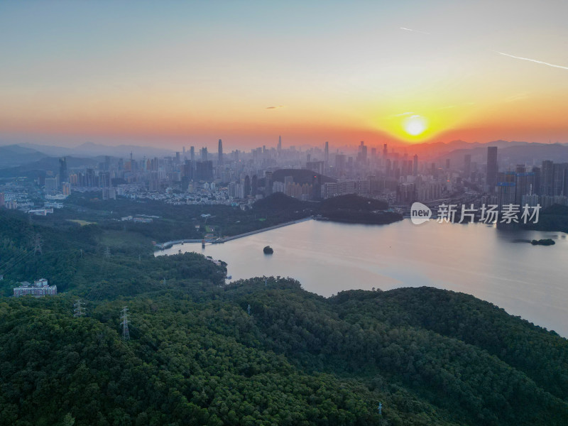 深圳罗湖区建筑和深圳水库日落前航拍